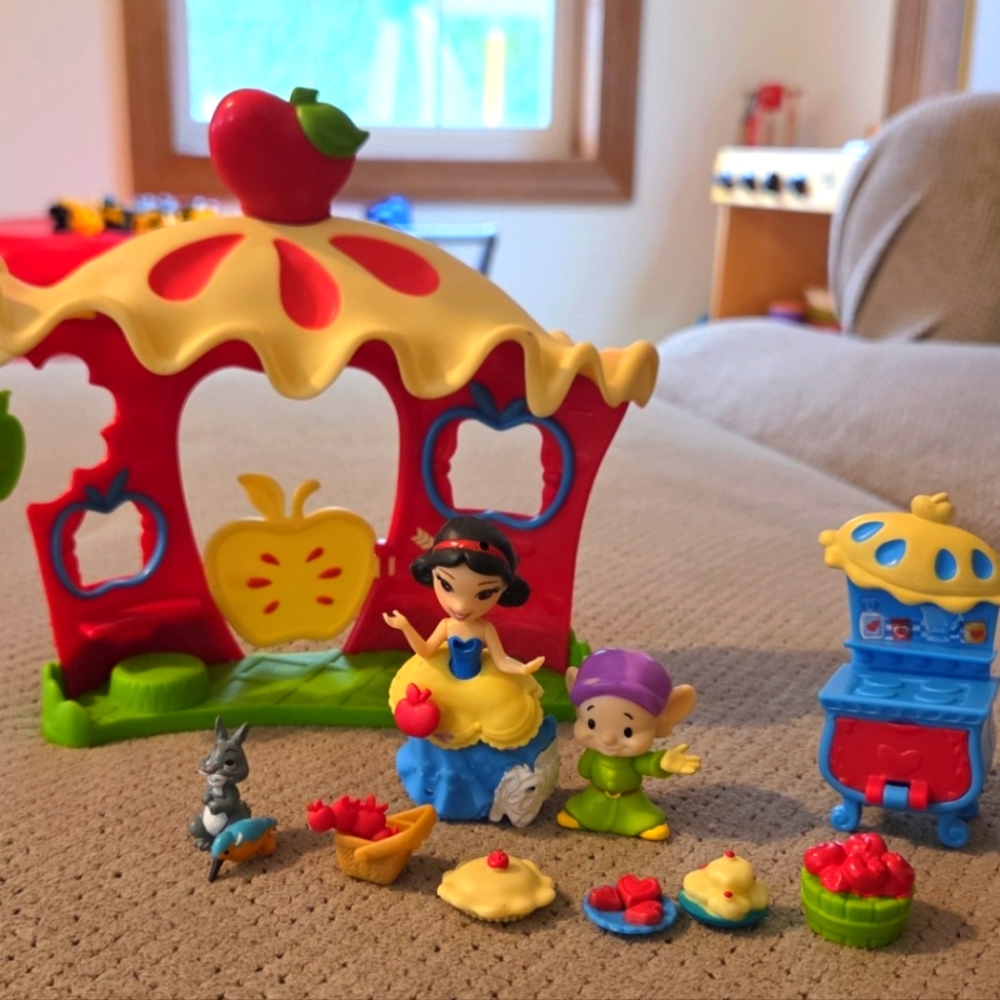 Snow White Apple Cafe Disney Princess Little Kingdom Cafe Playset Hasbro